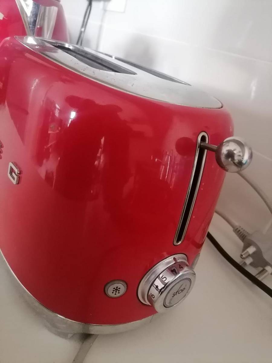 Kettles *HOTEL CLOSURE**R30 FREIGHT*SMEG KETTLE AND TOASTER**FAULTY